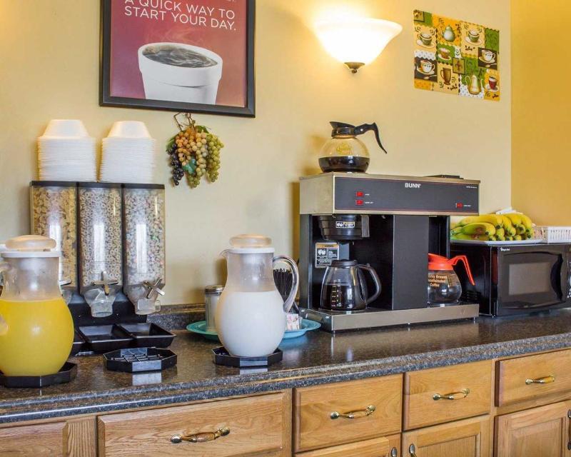 Econo Lodge Inn & Suites Lake Harmony - Pocono Mountains Area Уайтхейвен Экстерьер фото